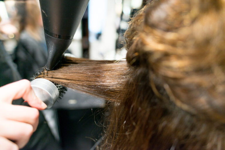 Styling bei CUT & MORE: Haare werden geföhnt und in Form gebracht